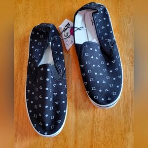 NWT Activ Pro black geometric shapes canvas shoes